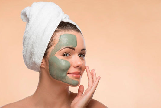 Cómo aplicar una mascarilla facial de arcilla